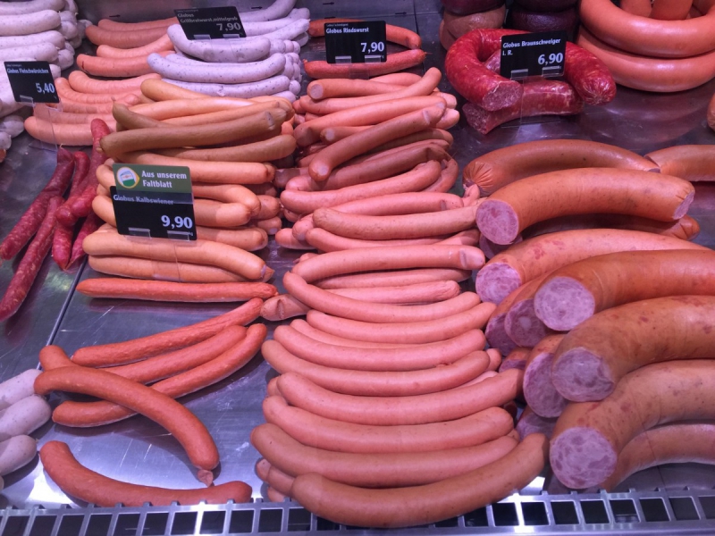 charcuterie-VINON SUR VERDON-min_sausages_meat_butchery-1069321